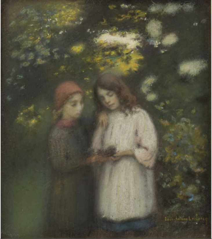 Deux enfants avec un nid d'oiseau dans le jardin